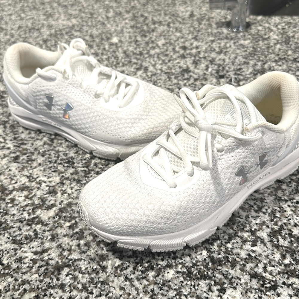 White Under Armour tennis shoes size 7 good condition.